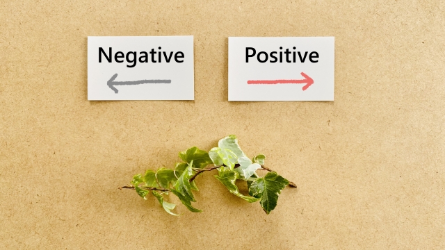 選択を示す紙メモ「Negative」「Positive」