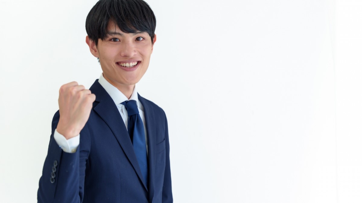 タイトル画像　ガッツポーズをする男性