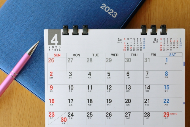 カレンダーと青い手帳とペン